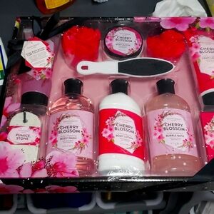 Total body and foot care collection in Cherry Blossom or Lavender GIFT SET